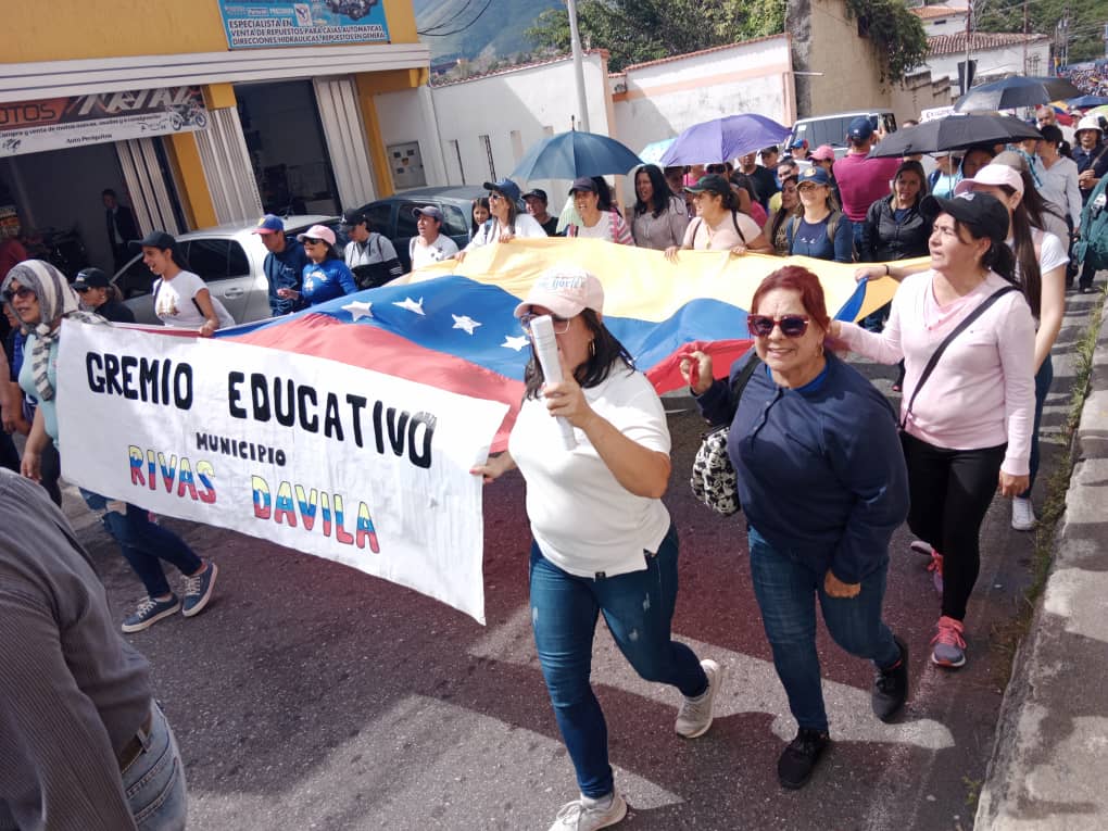 caenpeco's tweet photo. #23Enero #Tovar y #RivasDávila apoyando en la #ProtestaNacionalDelMagisterio José G. Ruiz de Sitraenseñanza exigió al @MPPEDUCACION la firma de la 3era Convención Colectiva y se restituyan primas y beneficios suspendidos por la @onapre_oficial unilateralmente #SALARIOSDIGNOSYA https://t.co/yANBxQArXa