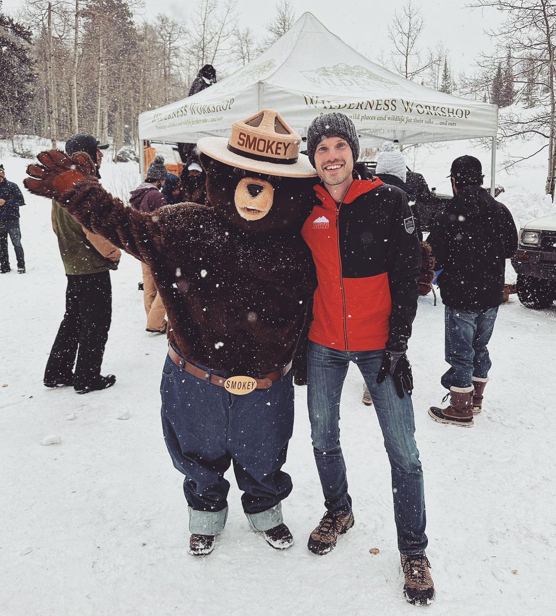 smokey_bear's tweet photo. Winter wonderland! Good thing I have a built-in fur coat 🐻 https://t.co/8N55v51PRx