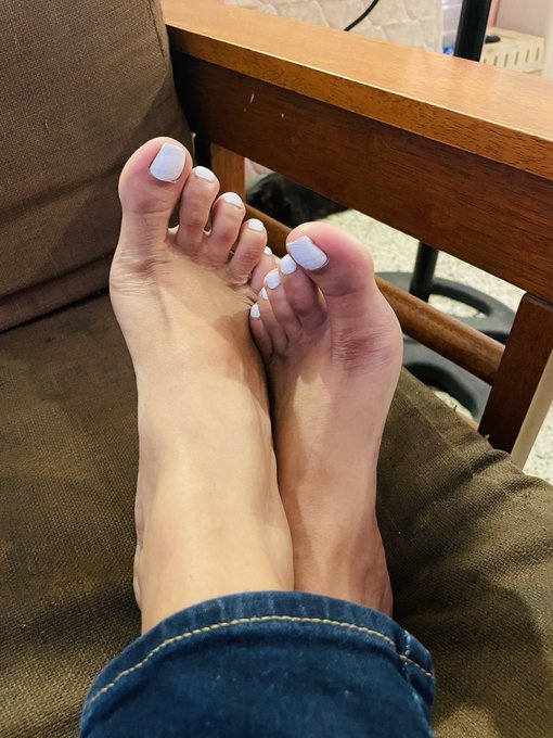 Goddess Siriana🇵🇷👸🏾 - After a whole weekend I need a good foot worshipping… who’s down? Remember is still my birth month… celebrate me!!! FemDom | Goddess | Paypig | Submissive | FinDom https://t.co/EKWAXBFY46