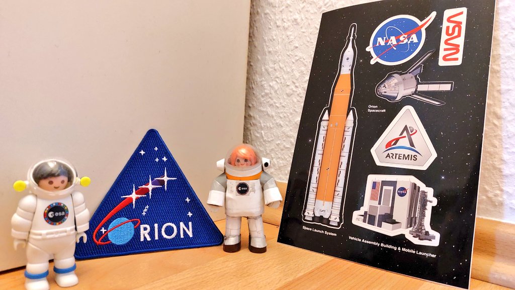 JrAstronautin's tweet photo. @Mausonaut @ESA_de @AirbusSpace ... und als Preise für die #Preisfrage haben wir für Euch ein Original-@NASA_Orion-Patch (schnellste richtige Antwort) und #NASA-#Artemis-I-Aufklebersets (Platz 1-3)! Wie cool ist das denn?!?
#MoonDot #MiNT #AufZumMond 🌔 https://t.co/m2HItnmouz