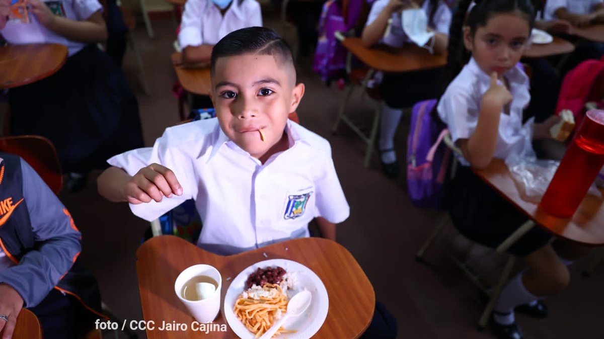 el19digital's tweet photo. Como parte de las actividades de bienvenida a las aulas de clases en los centros educativos, esta mañana estudiantes del Colegio Experimental México reciben su merienda escolar 2023.

@minednicaragua 
#AClasesVidayEsperanza https://t.co/3NSQ6UxZ8R
