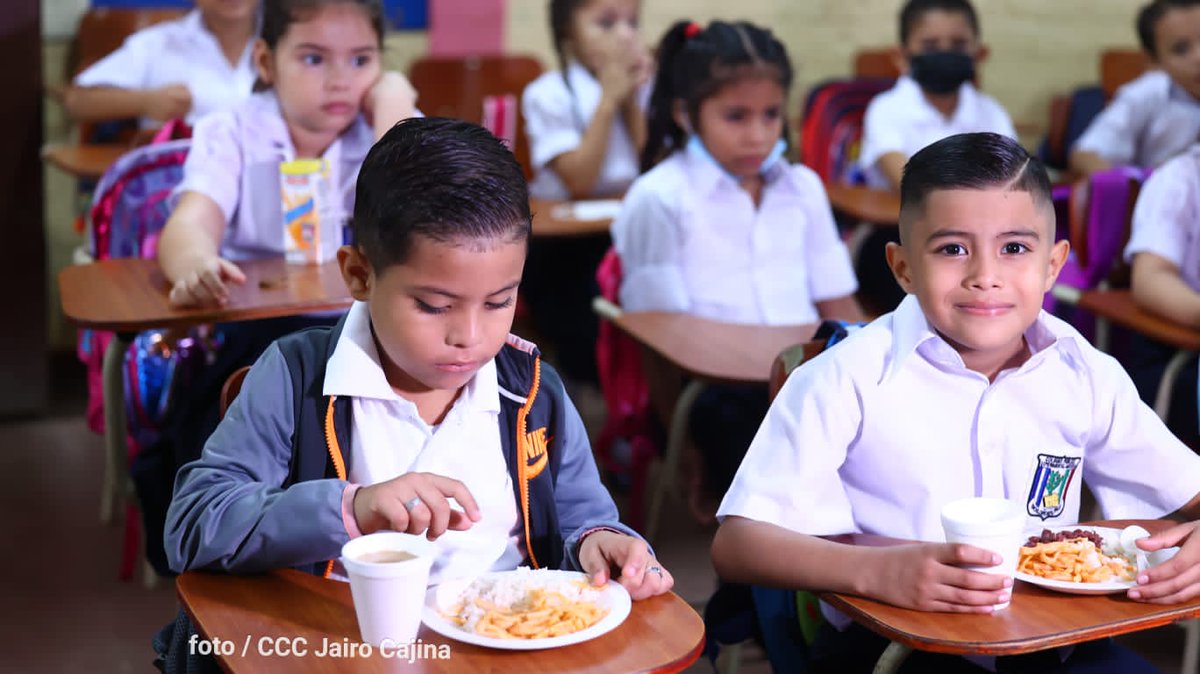 el19digital's tweet photo. Como parte de las actividades de bienvenida a las aulas de clases en los centros educativos, esta mañana estudiantes del Colegio Experimental México reciben su merienda escolar 2023.

@minednicaragua 
#AClasesVidayEsperanza https://t.co/3NSQ6UxZ8R