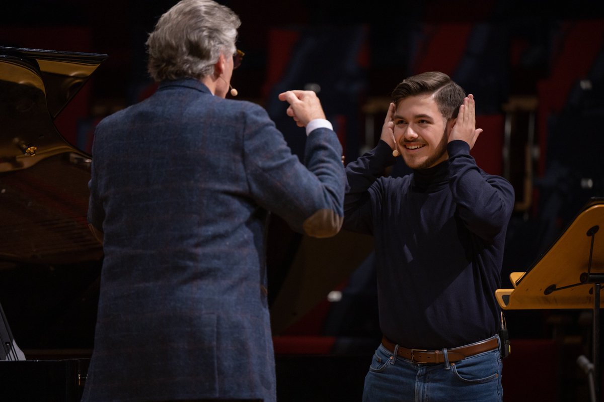 boulezsaal's tweet photo. Ohren auf! Zum Abschluss der Schubert-Woche haben sich Stipendiat:innen der Liedakademie des @hdfruehling in Workshops und einem Konzert präsentiert. Warum @thomashampson Josua Bernbeck  gebeten hat, sich die Ohren zuzuhalten, kann auf unserem YouTube-Kanal nachgeschaut werden. https://t.co/U7m9Cd5LAN