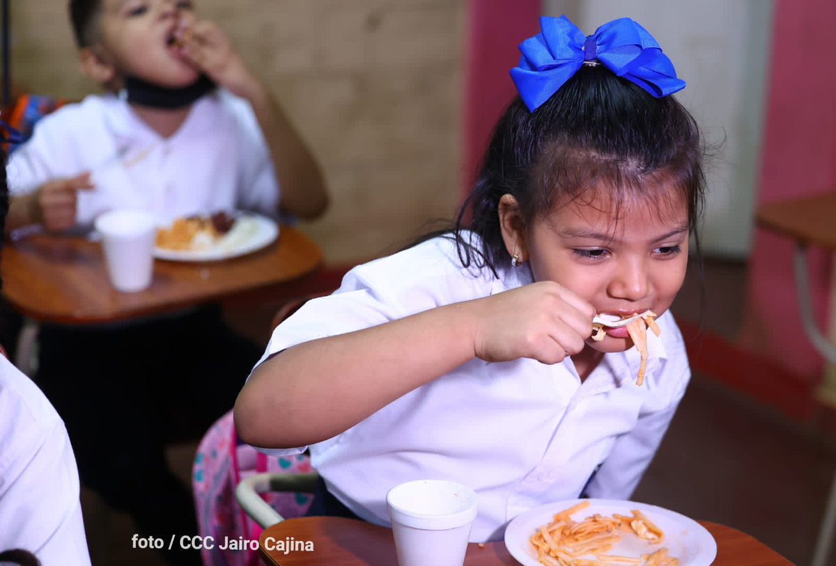 Hoy dio inicio el Ciclo Escolar 2023, en cada una de las escuelas de toda #Nicaragua se constó con la Merienda Escolar para nuestro Niñ@s, gracias al bueno Gobierno Sandinista ❤️ 🖤 ✌️. #UnidosEnVictorias #AClasesVidayEsperanza @HoChiMinhF @huella_sandinis @collvermat