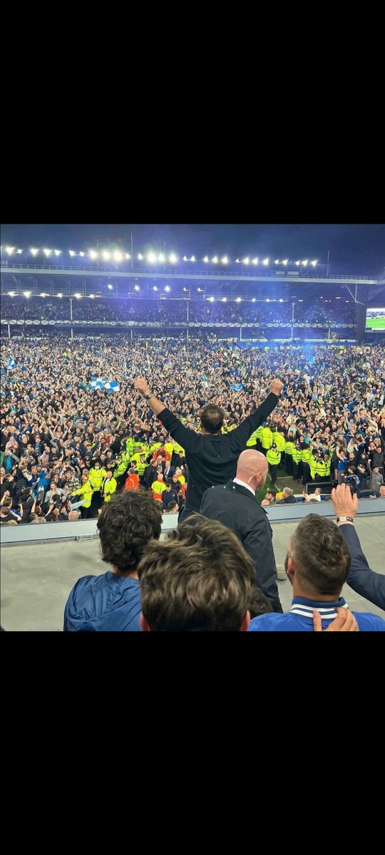 siewakes20's tweet photo. Unless it's lifting a trophy, I won't find a better picture. Loved lampard as a man. Loved how he embraced the club. Felt the club. The one man I would have done anything to make him be the one to turn our fortunes around. https://t.co/8UUyIehMvv