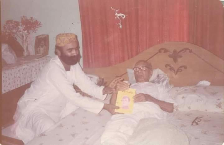 SobhQamarJSQP's tweet photo. اڄ بابو سڀاش ��ندر بوس جو جنم ڏينهن آهي.
Mr.Qamar Bhatti Presenting his book titled "SUBHAS CHANDRA BOSE" to Sain GM Syed.
#HBDToBabuSubhasChandraBose https://t.co/KtSftgjKDG