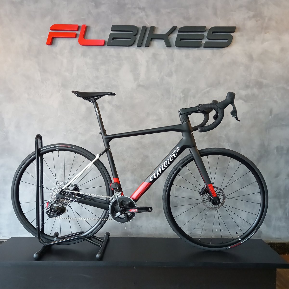 Daniel_Sard13's tweet photo. Wilier Garda 
Quadro e garfo em carbono
Transmissão e freios Sram Rival AXS
Eixos passantes 
Rodas Wilier Rx26

#wiliertriestina #wilierbrasil #flbikes #lovemywilier #wiliergarda #sramrival #vittoriatires #ritchey https://t.co/FOS6dDZ7rt