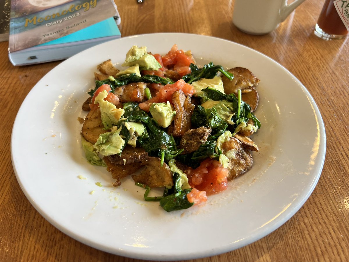 BethTerrence's tweet image. Starting my ♒️ birthday with a delicious #vegan breakfast at a favorite local cafe, and #writing #morningpages and in my @yasminboland #2023 #moonology #journal. Then heading to my spot for a #labyrinth walk. #Aquarius #Annapolis #Eastport #tuningin #newyear #newmoon #visioning