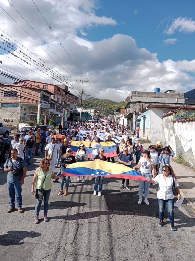 caenpeco's tweet photo. #23Enero Como Sec de Organización de @fetramerida respaldando en nombre de la directiva la #GranMarchaPorLaDignidad La participación de los #Tovareños es masiva Unidos por un #SalarioJusto para todos los #EmpleadosPúblicos  #TovarEstaEnLaCalle @NicolasMaduro @jquinteronews https://t.co/GxZWeNdR0h