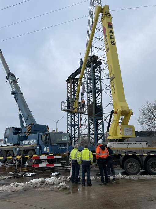 SimonNovember's tweet photo. Elia zet alles in het werk om een aangereden hoogspanningsmast in #Beringen te herstellen. 150 kV lijn van cruciaal belang voor Tessenderlo Chemie @eliacorporate #bevoorradingszekerheid #Energie Dank aan @stadBeringen voor de goede samenwerking https://t.co/NFVKfctq8c