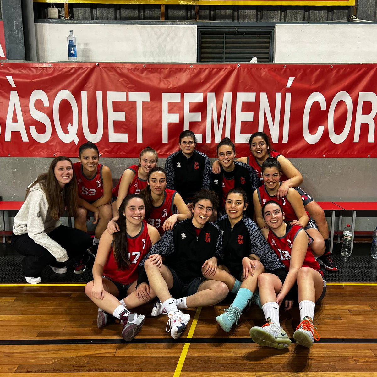 BFemeniCornella's tweet photo. 🏀 Sots 25 femení 62 - 43 CEB Pallejà 🔴

Primer partit de l'any amb victòria. Gràcies a les 2 junior/cadet que han vingut a ajudar. A continuar lluitant.

#TotAlVermell #RedPower #somBFC https://t.co/LO5wslMlzS