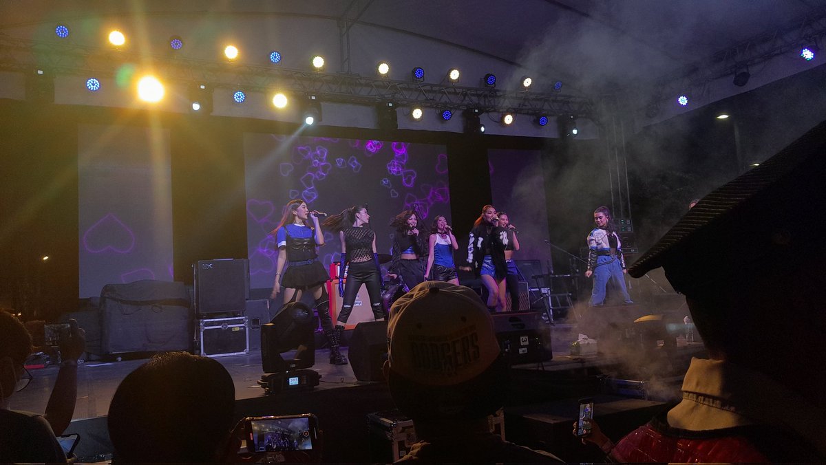ppoppychandi's tweet image. So yeah literal na nakipagsiksikan ako sa crowd para lang makarating sa harap before sila magperform and I eventually lost my voice kakasigaw last night but omg worth it po lahat, I'm cryingg 😭😭😭 @BINI_ph 

#BINIatGlobeDinagyang