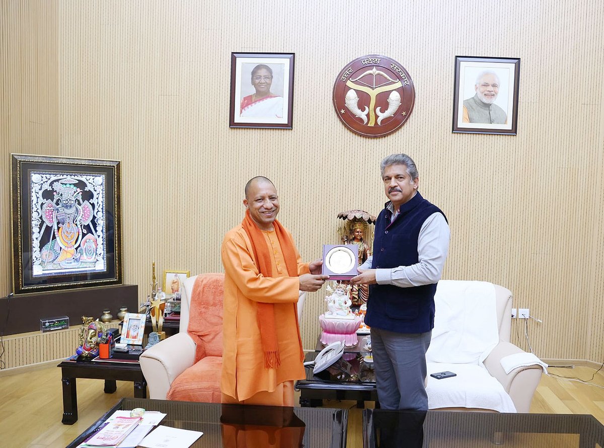 आज लखनऊ स्थित सरकारी आवास पर महिंद्रा ग्रुप के चेयरमैन श्री <a href="/anandmahindra/">anand mahindra</a> जी से शिष्टाचार भेंट हुई।

इस अवसर पर उत्तर प्रदेश में निवेश संबंधी विषयों पर सार्थक चर्चा हुई।