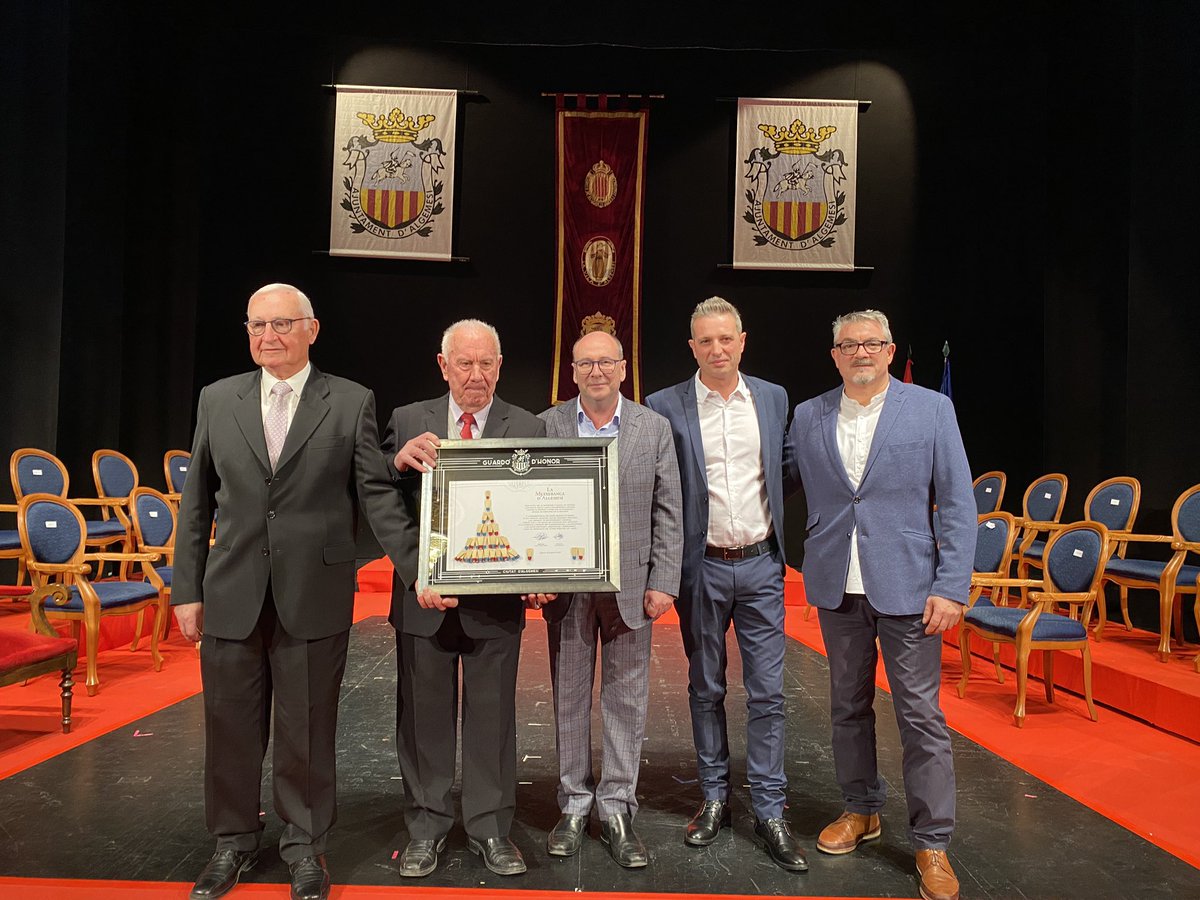 50 anys de la Muixeranga en la foto amb els 4 mestres des de 1973. Tomás Pla, Juan Beltrán, José Donat i Marcos Castell en el lliurament del Guardó d’Honor. 
Història viva de la Festa i de la ciutat perquè, com va dir l’alcaldessa <a href="/martatrenzano/">Marta Trenzano</a> dir Algemesí és dir Muixeranga.