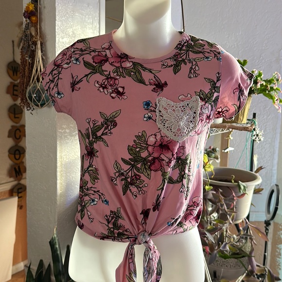 ThriftandKitsch's tweet photo. So good I had to share! Check out all the items I'm loving on @Poshmarkapp from @sinsitykitty @PhyllisCordova #poshmark #fashion #style #shopmycloset #pink #glittergirl #framedenim: https://t.co/lRqT9veF7g https://t.co/9uvpMWcoul