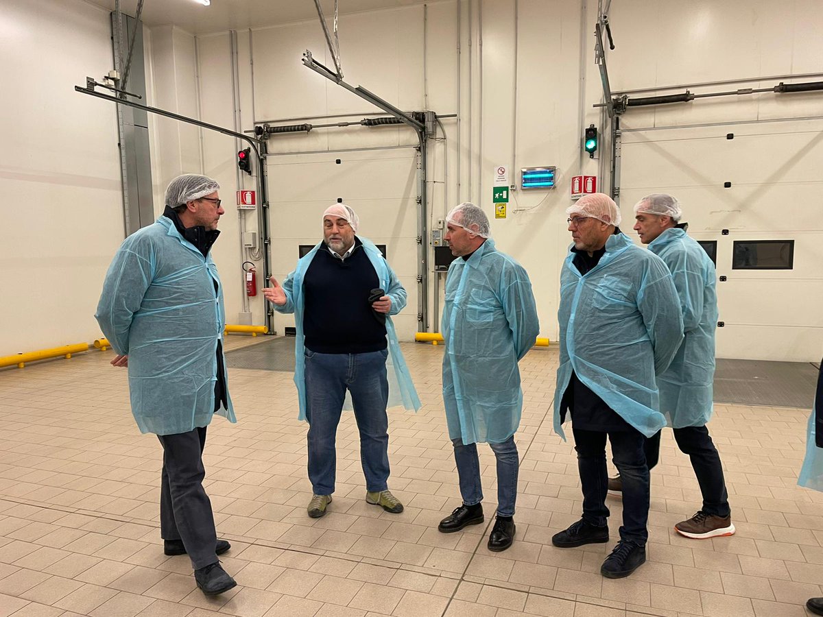 MEF_GOV's tweet photo. Il ministro Giorgetti visita l'azienda Bresaole del Zoppo a Buglio in Monte (SO) dove tradizione e bontà sposano rigore e protocolli. “Sempre bello vedere come #prodottilocali riescano a diventare ricchezza per un #territorio e conosciuti in tutto il mondo”. https://t.co/1pzA6QrtRz