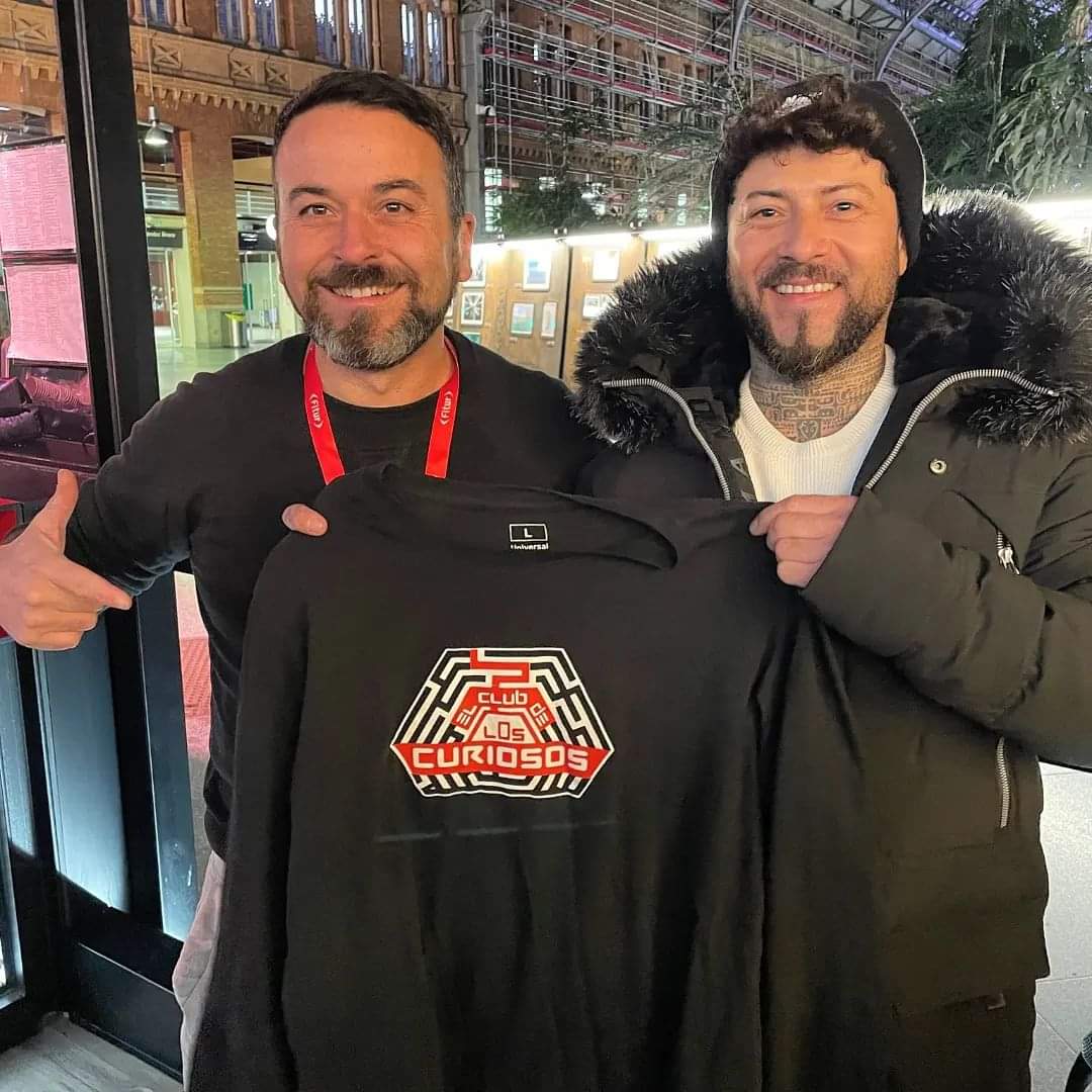 Ayer el Glan Lidel ha tenido el enorme privilegio de conocer a uno de los tipos más grandes de Madrid

De regalo, un licor Colombiano y chacina de la buena

Además, estuvo presente el irlandés del Vermú y un nuevo fichaje, Xabier. Próximo corresponsal en territorio San Borondón!