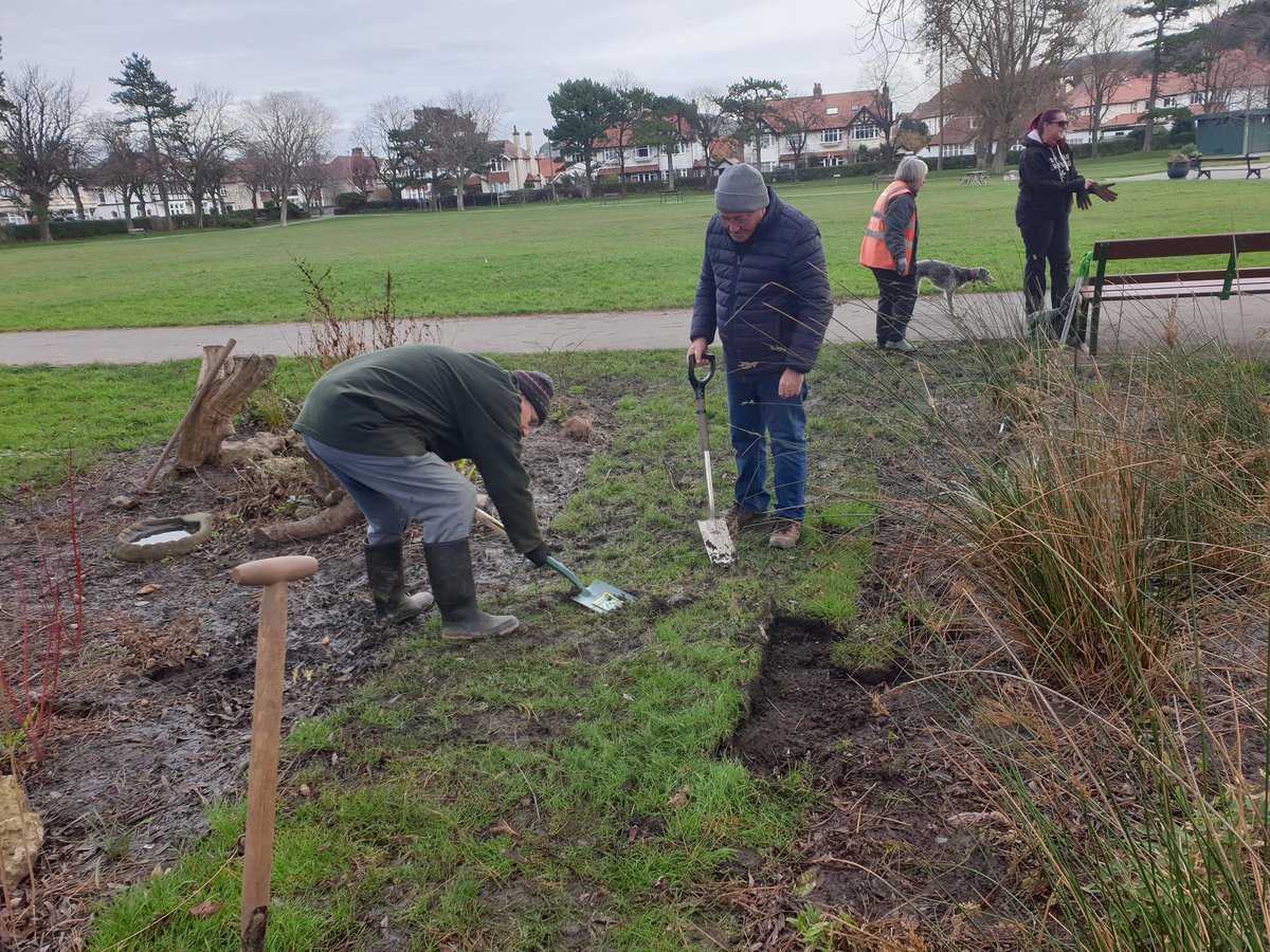 Volunteers did a great job of making a wildlife friendly pond today. Marginal plants will go in as part of the #localplacesfornature project.
@Keep_Wales_Tidy  #friendsofqueenspark