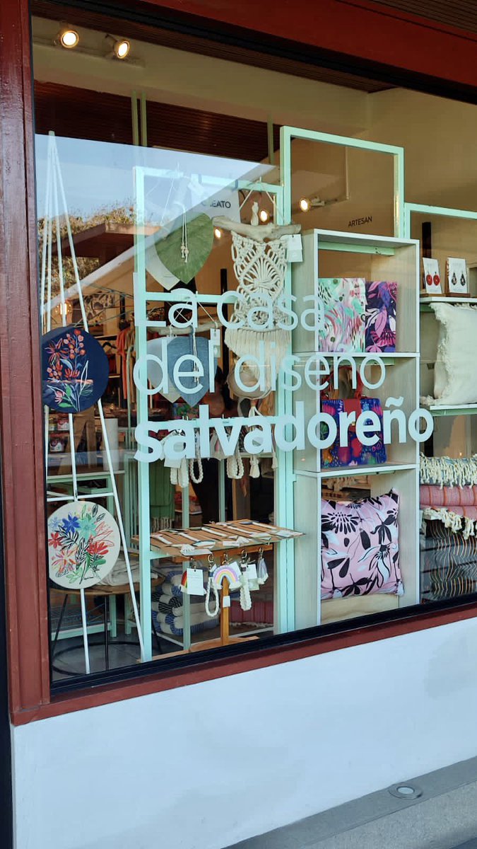 MelroDesign's tweet photo. Viniles de corte para Hecho en Casa, “La casa del diseño salvadoreño” 🤗. Visítalos en CC San Benito 580. Tienen productos HERMOSOS✨ https://t.co/3n3UFiNiDV