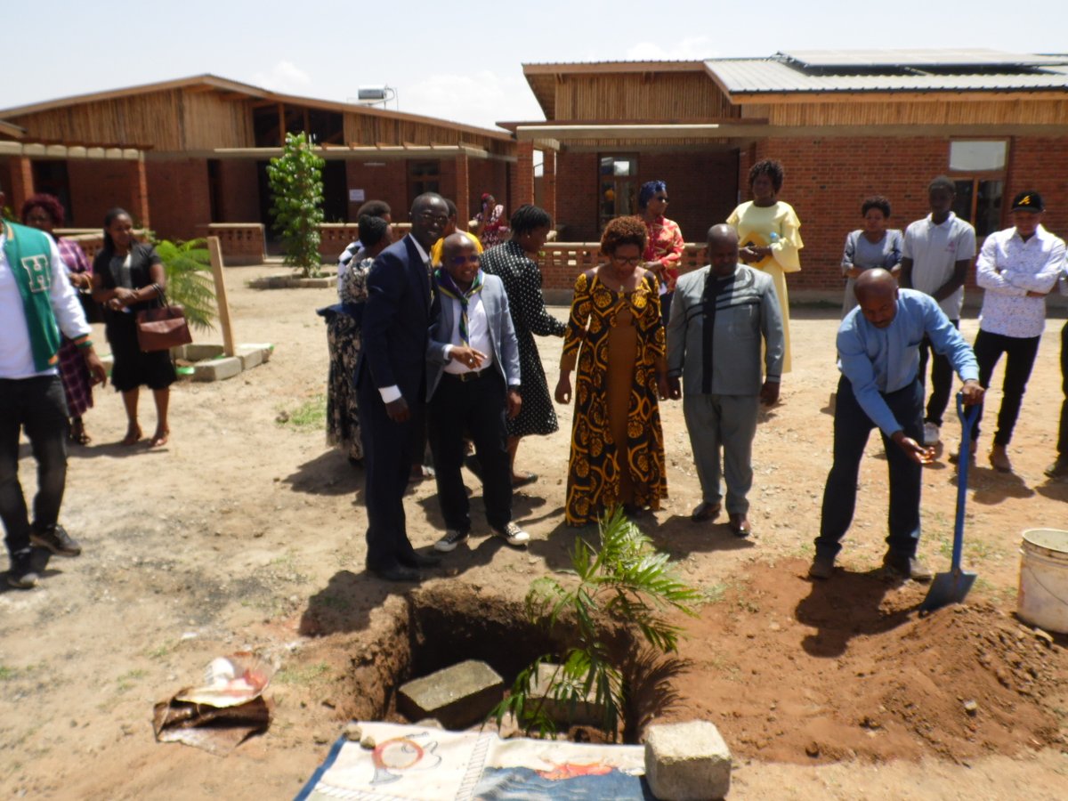 Kao La Amani Children's Village Opens 
Tanzanian government officials learn about the project's #passivedesign features while the children prepare to move into their new cottages.

<a href="/tirnanogtanz/">Tír na nÓg Childrens Foundation</a> <a href="/hoarelea/">Hoare Lea</a> @WSP_UK
#article25 #humanitarianarchitecture