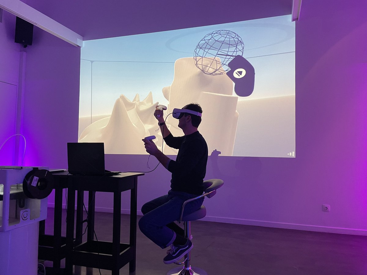 GalleryBlender's tweet photo. What are the limitations and strengths of the creative process when technology is the medium of the artist? 👾 ❓ 
Multidisciplinary designer  Nikos Athanasopoulos answered this and many other questions through a demonstration of the designing process of his artworks in VR. https://t.co/Uh0fx1caKF