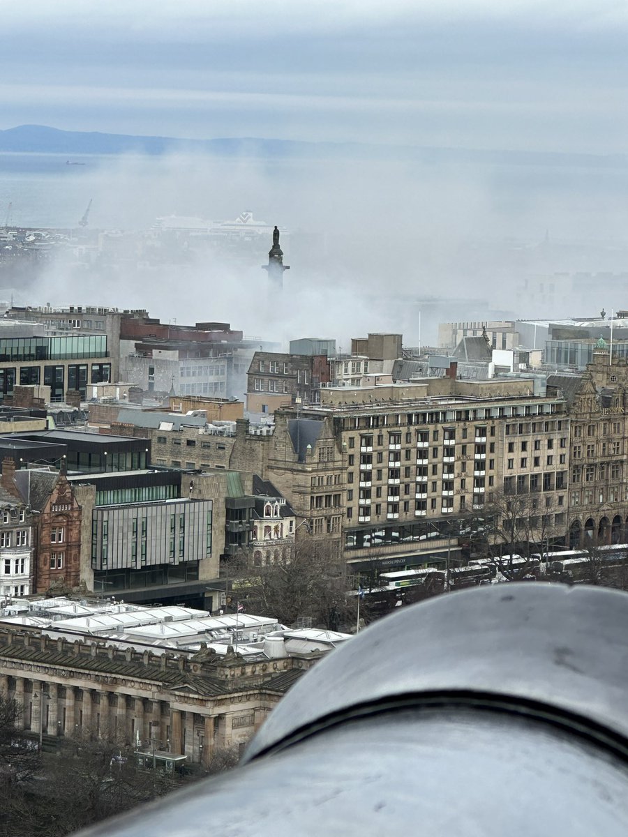 #jenners #fire smoke filling the air around St Andrew’s Square.