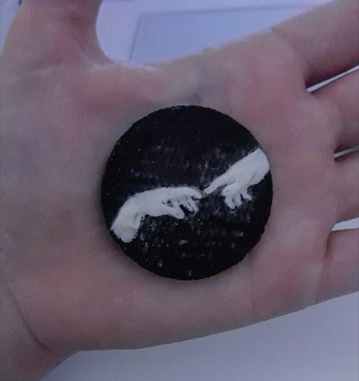 yo con 17 hice las manos de La creación de Adán en la crema de una galleta oreo