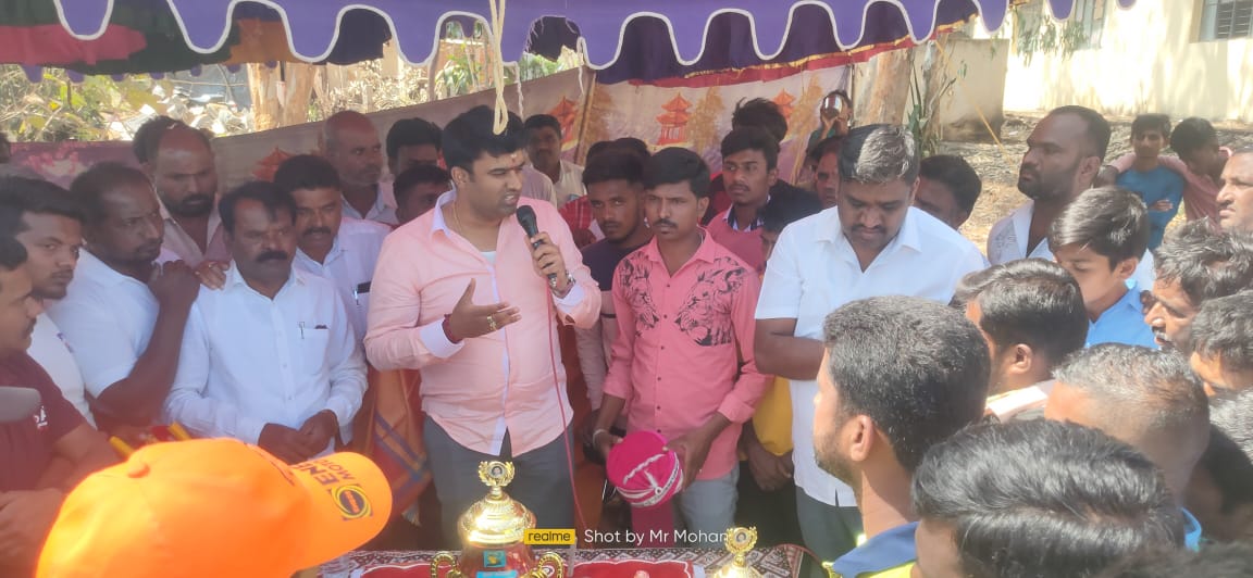 SurajMlc's tweet photo. ಚನ್ನರಾಯಪಟ್ಟಣ ತಾಲ್ಲೂಕಿನ,ದಂಡಿಗನಹಳ್ಳಿ ಹೋಬಳಿಯ, ಸಾತೇನಹಳ್ಳಿ ಗ್ರಾಮದ ಯುವಕ ಮಿತ್ರರು,ನನ್ನ ಜನ್ಮದಿನದ ಅಂಗವಾಗಿ ಆಯೋಜಿಸಿದ್ದ ಕ್ರಿಕೇಟ್ ಪಂದ್ಯಾವಳಿಗೆ ಚಾಲನೆ ನೀಡಲಾಯಿತು
.
ಈ ಸಂದರ್ಭದಲ್ಲಿ ಕೇಕ್ ಕತ್ತರಿಸುವ ಮೂಲಕ ಶುಭಕೋರಿ ಹಾರೈಸಿದ ಆಯೋಜಕರು ಮತ್ತು ಅಭಿಮಾನಿಗಳಿಗೆ ತುಂಬು ಹೃದಯದ ಅಭಿನಂದನೆಗಳು. https://t.co/YUYtXlgs28