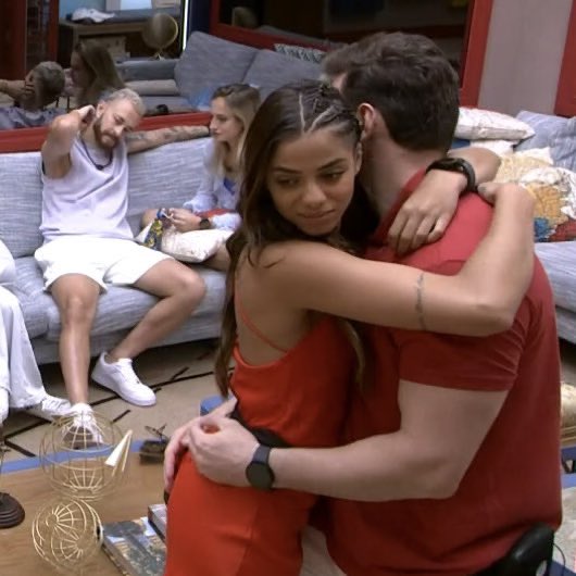 choquei's tweet photo. Bruna está chorando depois de ler a mensagem que Key mandou para o Gustavo, agradecendo o respeito e disse que tem coisas que não se brinca #BBB23 https://t.co/cKIgMxYlBW