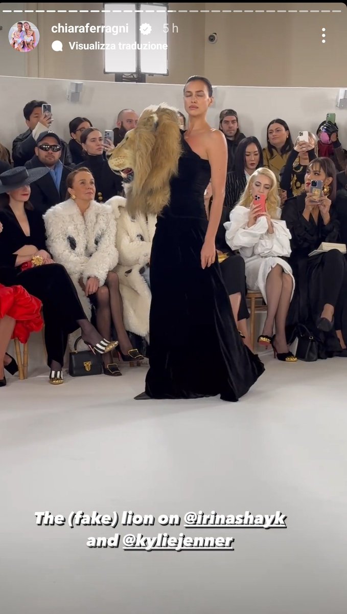 Alessiatty22's tweet photo. Vedere Sylvie nelle storie di @ChiaraFerragni alla paris fashion week è troppo Emily in Paris , troppo reale.
#ParisFashionWeek
#EmilyInParisSeason3 
@NetflixIT https://t.co/NQYHBm7WIO