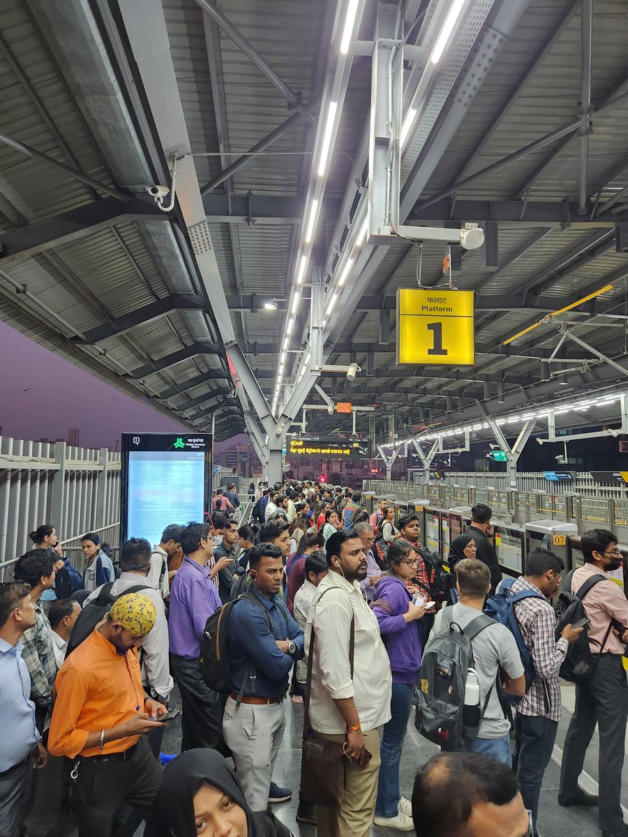 Rush hour on Mumbai metro
#MumbaiMetroExperience #MumbaiMetroOurMetro #mumbaimetro2a #newlifeline #feelingproud #Mumbai #MumbaionFasttrack #mumbaimerijaan

@MMMOCL_Official @mybmc @Dev_Fadnavis @CMOMaharashtra @PMOIndia 🙏