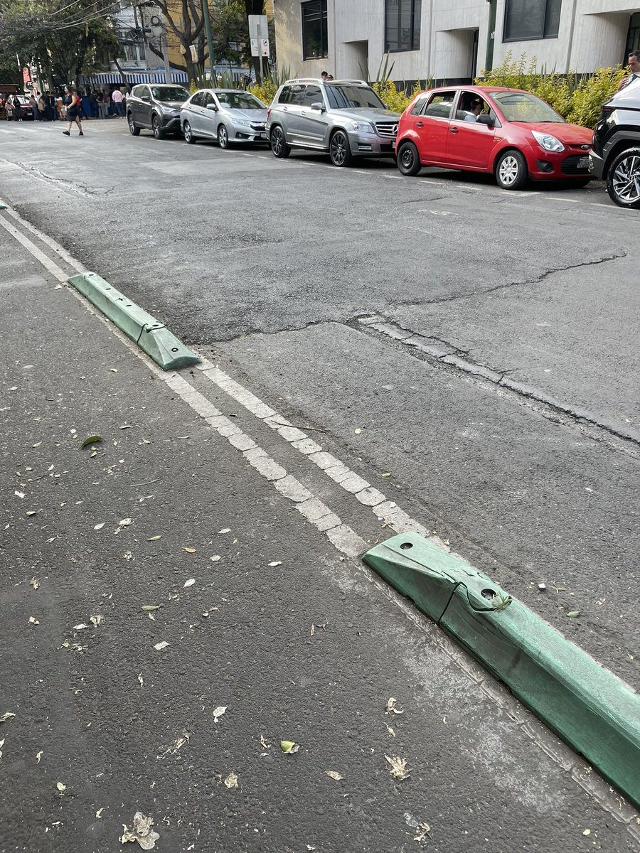 Estimada alcaldesa <a href="/SandraCuevas_/">Sandra Cuevas</a>: le agradecemos enormemente su atención a la pavimentación y renovación de banqueta en la “7a” calle de Durango. Ya solo queda que nos apoye con las luminarias que no funcionan (y la oscuridad que las acompaña). Gracias!!