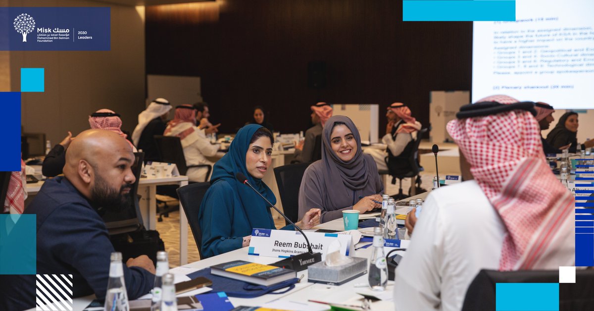 MiskLeadership's tweet photo. نحو تحقيق الإنجاز 
تستكمل اليوم الدفعة الرابعة من برنامج #قادة_2030_للمملكة مسيرتها القيادية مع مكتب الإدارة الاستراتيجية بالتطرق إلى صفات القائد التحولي في استشراف المستقبل والتطلع إلى التوجهات المحلية و��لعالمية بمشاركة م. عبدالرحمن مغربي المدير التنفيذي لقطاع تحقيق الرؤية. https://t.co/tXxLbFsxFA