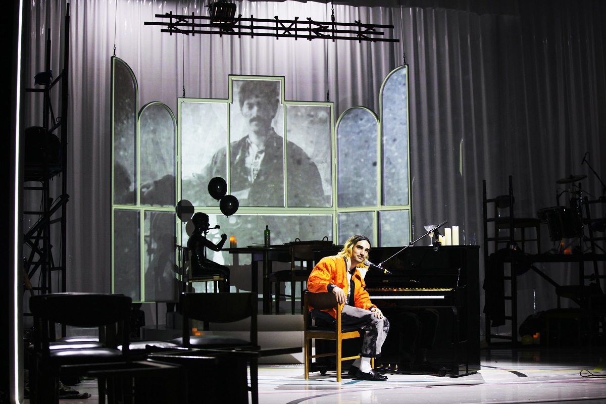 Maxim Gorki Theater (@gorkitheater) on Twitter photo IN MY ROOM ist wieder auf der Bühne zu sehen! In der Regie von <a href="/FalkRichter4/">FalkRichter</a> sucht das rein männlich besetzte Ensemble nach der Antwort, was es heute bedeutet, ein Mann* zu sein.
📅Wiederaufnahme am 31/Januar
🔗gorki.de/in-my-room IN MY ROOM ist wieder auf der Bühne zu sehen! In der Regie von <a href="/FalkRichter4/">FalkRichter</a> sucht das rein männlich besetzte Ensemble nach der Antwort, was es heute bedeutet, ein Mann* zu sein.
📅Wiederaufnahme am 31/Januar
🔗gorki.de/in-my-room