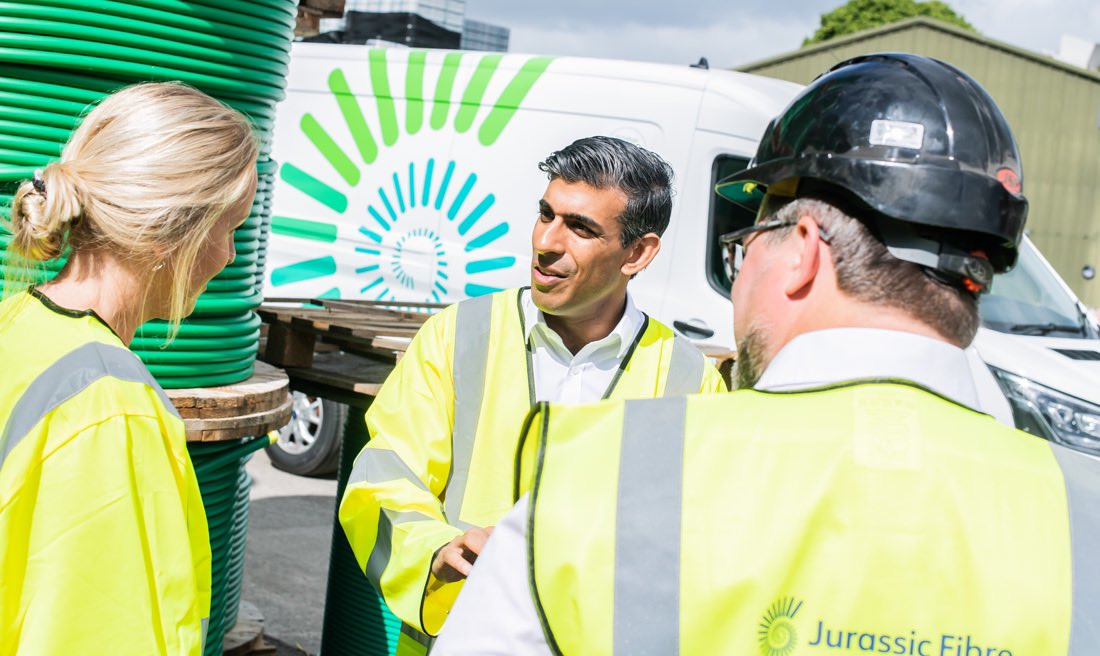 GRWPhotoBIZ's tweet photo. The then Chancellor @RishiSunak and now PM, on a visit to @jurassicfibre in #honiton #editorialphotography #eastdevonbusiness #businessphotographer #RishiSunak #jurassicfibre https://t.co/HLLhgOTqMo