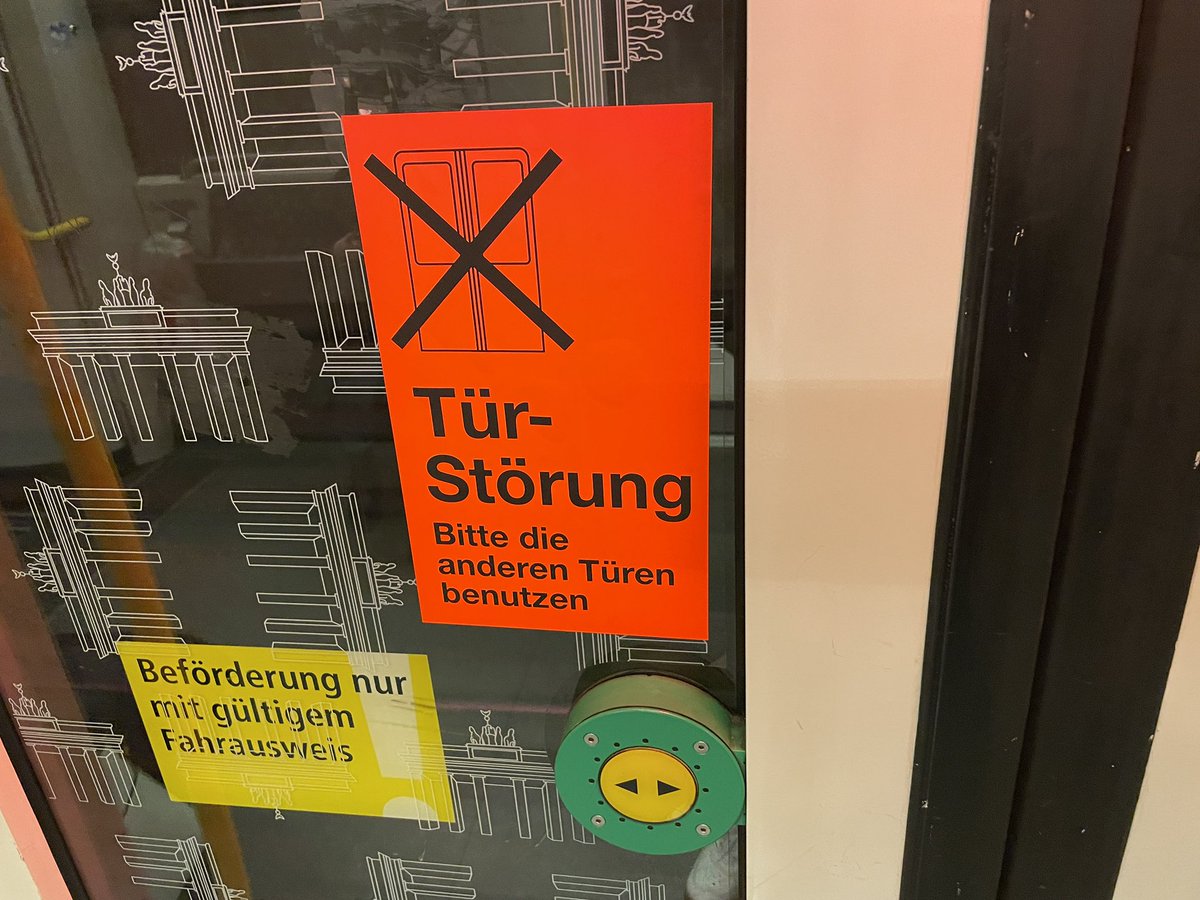 ArndPollmann's tweet photo. Wenn man drinnen ist, ist das die beste Tür #standpointtheory https://t.co/UH698EAxKG
