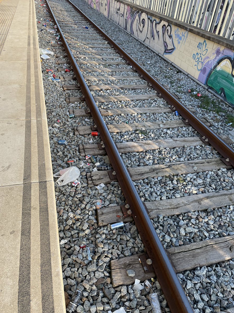 llumat's tweet image. Gracies al incivisme, canviarem el balast per llaunes i ampolles. @rodalies @Adif_es