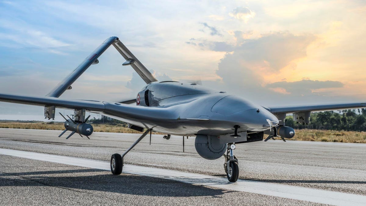 DefenseDtb's tweet image. #Latest_Update 
Mustafa Usman Turan, the former Turkish ambassador to Bangladesh, said that 4 defense purchase agreements of the Bangladesh military have been signed with Turkey recently, among which the Bayrakter TB-2 drone manufactured by Turkey is one of them.