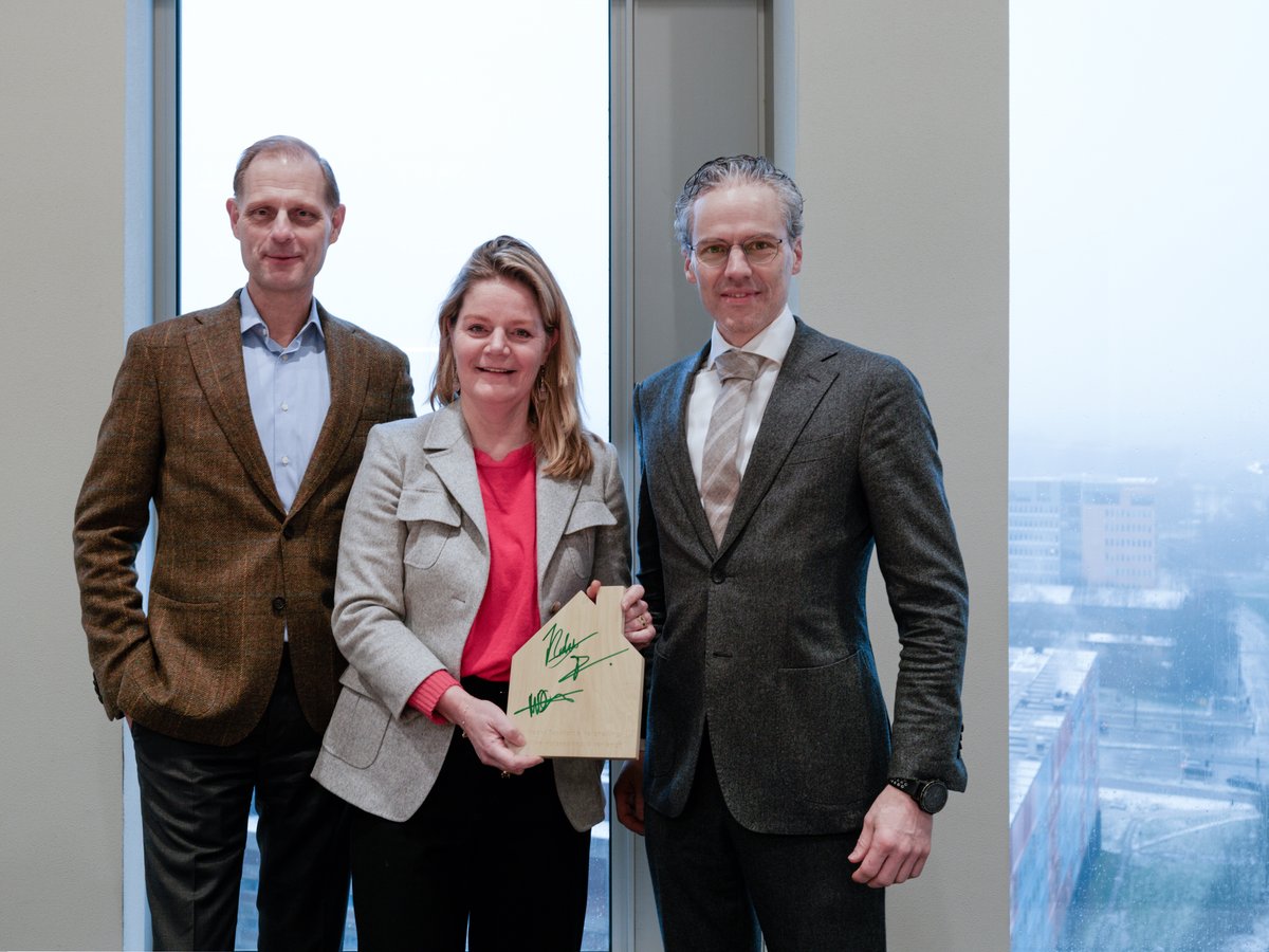 Ook in 2023 zet de #Taskforce Versnelling Tijdelijke Huisvesting en <a href="/MinBZK/">Ministerie van BZK</a> de samenwerking voort. Op 20 januari zetten voorzitter Nicole Maarsen, Rob Haans en Harriët Tiemens daarvoor hun handtekening op hout. 🏡
Lees verder via ⤵
volkshuisvestingnederland.nl/actueel/nieuws… #volkshuisvesting