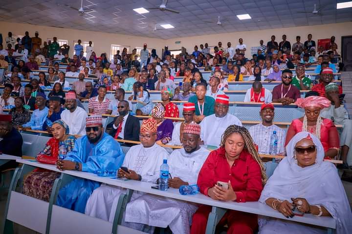 SiginiAmam's tweet photo. The National Leader and Presidential Candidate of the NNPP, His Excellency Sen. Rabiu Musa Kwankwaso, PhD, FNSE today (23 January, 2023) attends Second Presidential Town Hall Meeting organized by University Abuja. https://t.co/234j97Ja6C