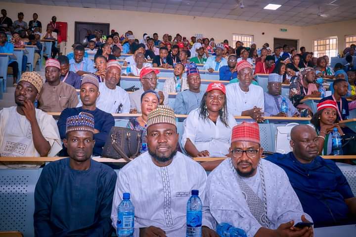 SiginiAmam's tweet photo. The National Leader and Presidential Candidate of the NNPP, His Excellency Sen. Rabiu Musa Kwankwaso, PhD, FNSE today (23 January, 2023) attends Second Presidential Town Hall Meeting organized by University Abuja. https://t.co/234j97Ja6C