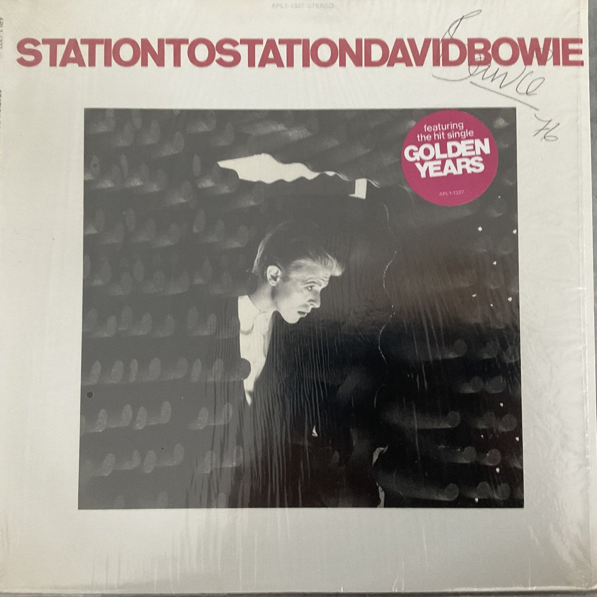 DavidBowieGlam's tweet photo. On this day in 1976 the second greatest David Bowie masterpiece was unleashed on the world. This beauty…. Station To Station.
Your favourite track? (Mine is the the title track)
#DavidBowie #BowieForever https://t.co/0w9U1NknxV