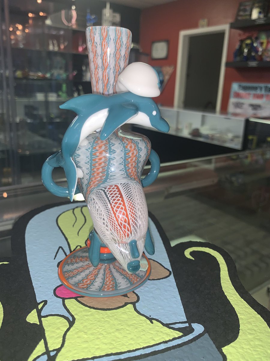 TrolledbyWaddle's tweet image. Fully convinced I have the coolest dolphins bong in the 🌎
1/1 Collab by Harold Cooney and Max Kind
#headyglass #Finsup