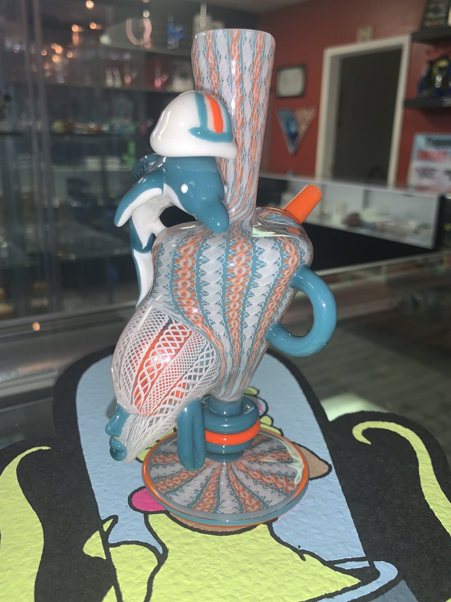 TrolledbyWaddle's tweet image. Fully convinced I have the coolest dolphins bong in the 🌎
1/1 Collab by Harold Cooney and Max Kind
#headyglass #Finsup