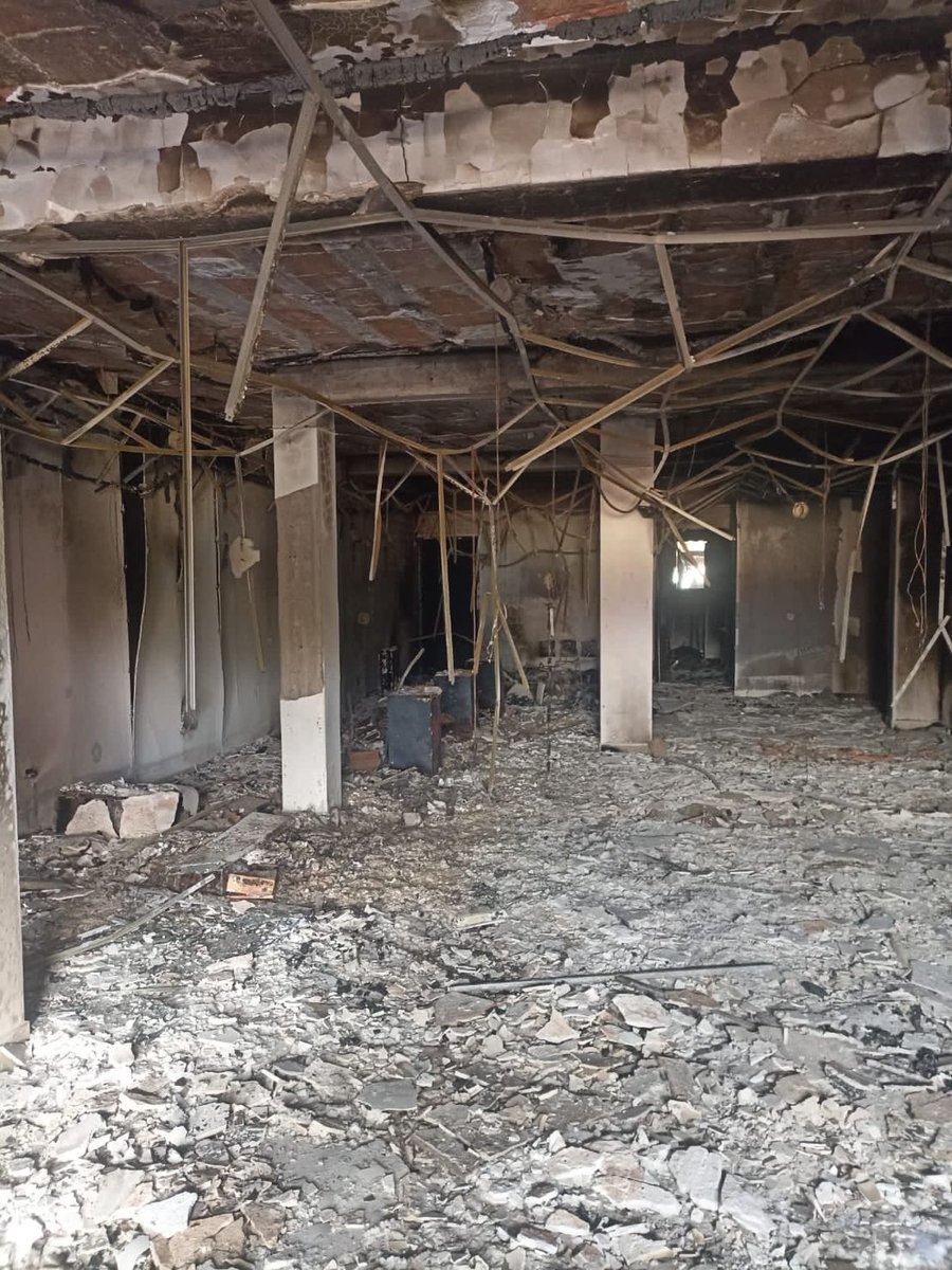 Así quedó el local de <a href="/CajaArequipa/">Caja Arequipa</a> en Yunguyo Puno. Esa empresa también ayudó a cientos de peruanos de cumplir sus sueños de comenzar un negocio y convertirse en emprendedores. Algunos utilizaban sus préstamos para terminar sus casas. Hoy este local está hecho cenizas. Todo mal.