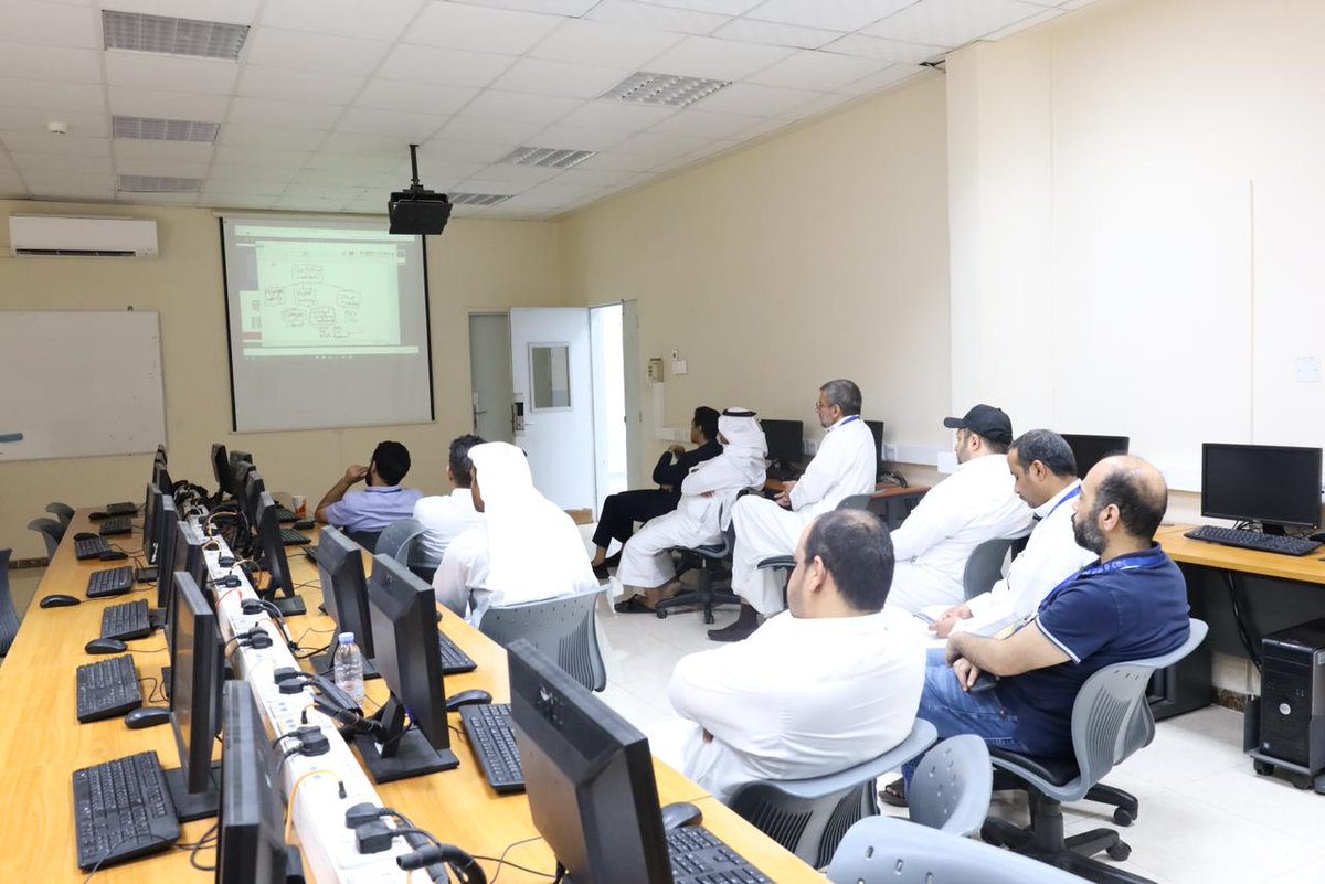 TCTI_EDU's tweet photo. نفذ قسم تقنية الحاسب في #كلية_الاتصالات بجدة ورشة عمل قصيرة بعنوان تقنيات الشبكات نفذها المدرب د. عبدالله باحطاب بحضور عدد من الزملاء والتي تهدف الي اثراء منسوبي القسم بالمهارات الحديثة.
#التدريب_التقني https://t.co/JFQyka5pwl