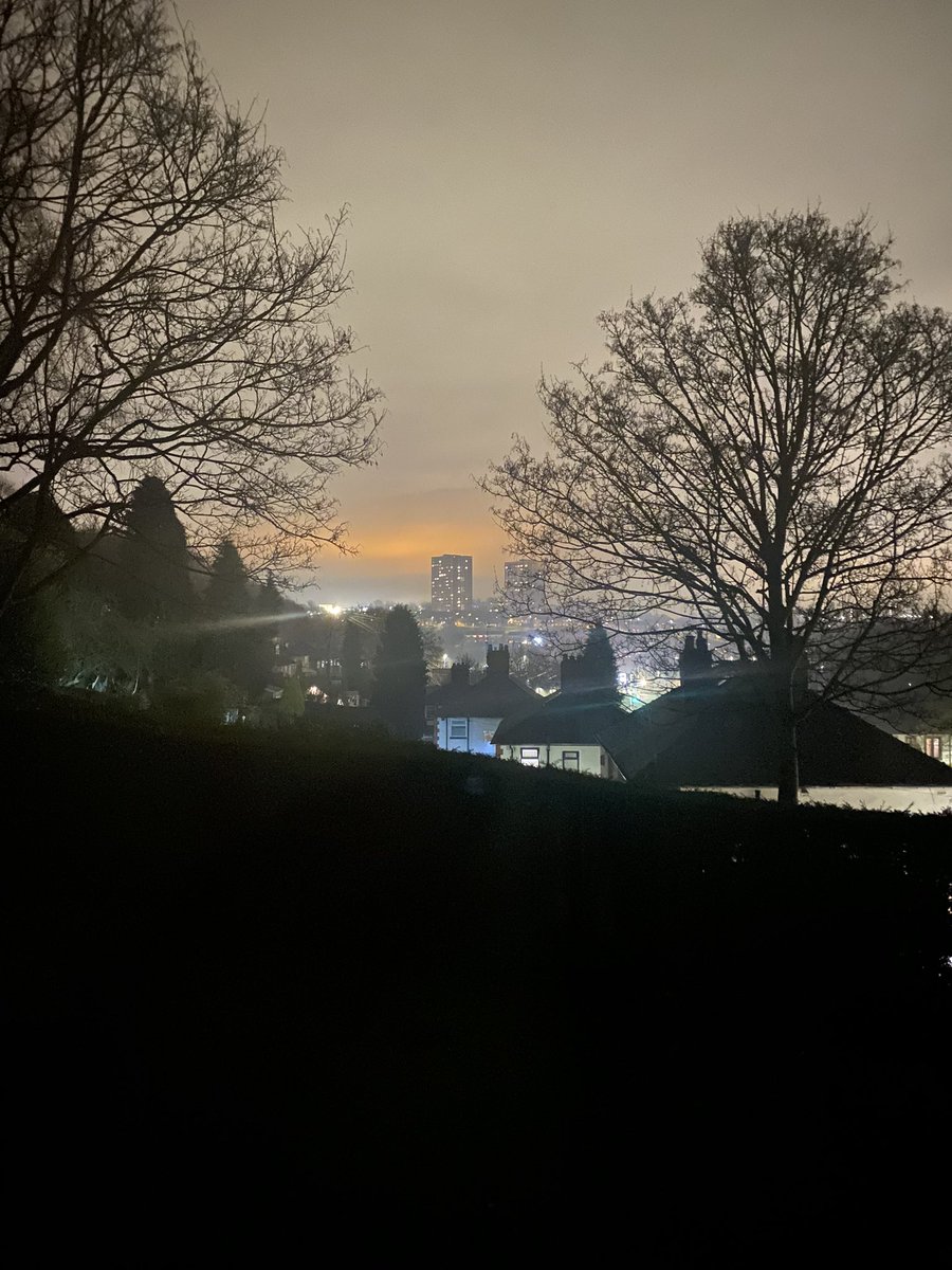 JanWilcock's tweet photo. How strange red sky tonight over Leeds at 8pm looks like sunset but it’s in the east? #leedsredsky #sunsetsinthewest #howstrange #whatsgoingon https://t.co/6XpFryzYnu