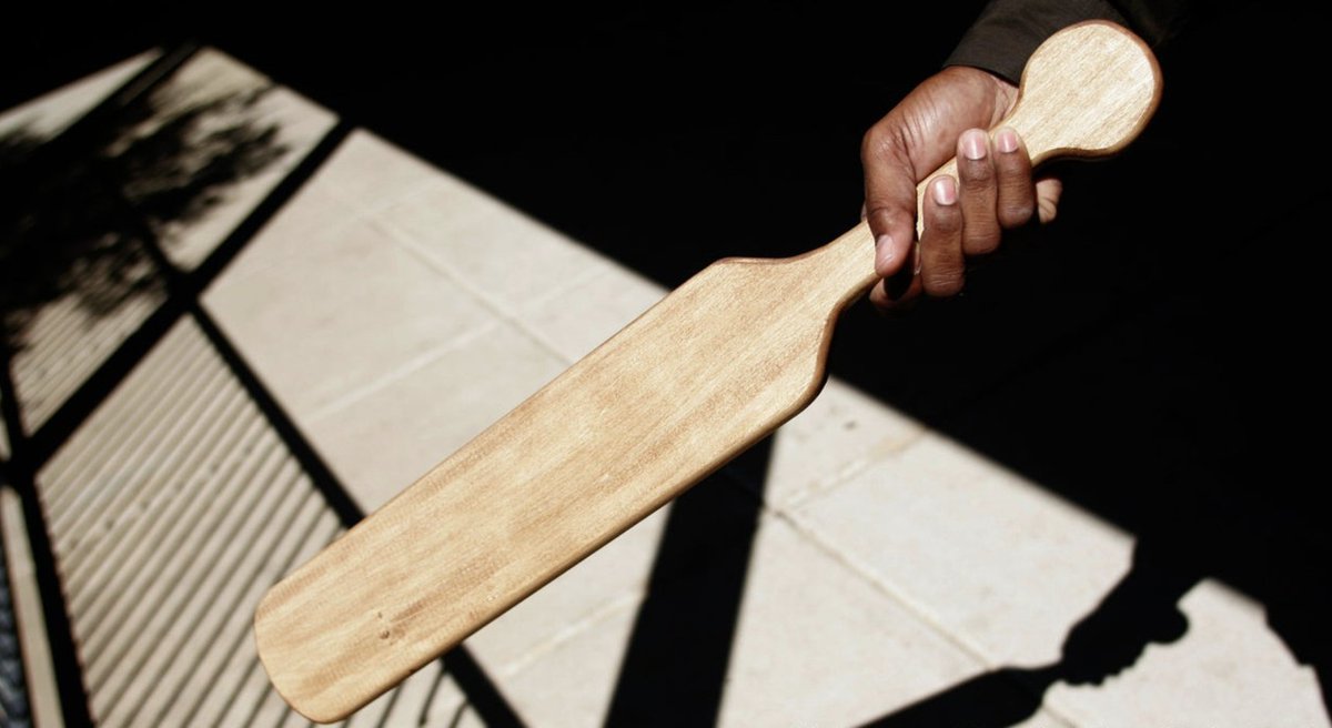 Corporal punishment in public schools is still legal in 19 US states. "Though intentionally wounding a pet cat is punishable by six months in prison, teachers in Mississippi can legally strike kindergarteners with wooden paddles for speaking out of turn."
economist.com/united-states/…