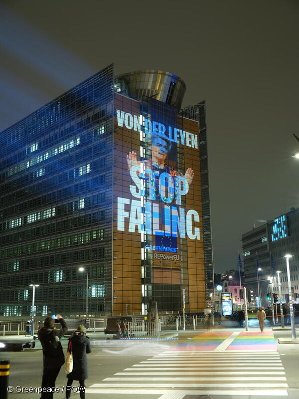 GreenpeaceEU's tweet photo. No more empty promises!

Activists project messages onto EU Commission headquarters in Brussels, one month before UN talks for a Global Ocean Treaty

Full protection for at least 30% of oceans by 2030!

To protect life, protect the oceans

#IGC5 #BBNJ #30x30 #HighSeasTreaty https://t.co/91I4hkQriu