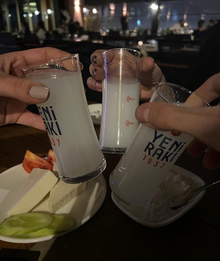 nacizane1515's tweet photo. @KubraSure @TugayGgs 
Masa da son kadehi ona kaldırdık..
(Yar deyince kalem elden düşüyor) https://t.co/gVzhI5qefX